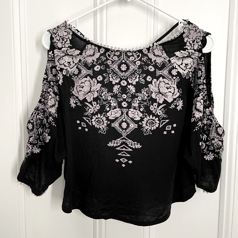 Black and White Open Shoulder Top - American Eagle (size XS)